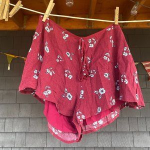 Skylar + Madison Red floral flowy shorts (size: small)